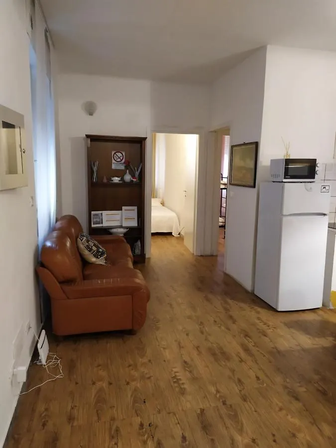 Homestay Camera Grande Rosa Apartment Pisa